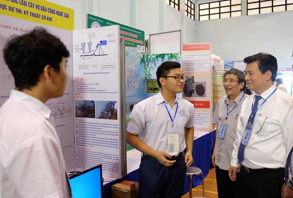 Thứ trưởng Bộ GD&ĐT Nguyễn Hữu Độ (bên phải) tham quan gian hàng triển lãm dự án của trường THPT chuyên Nguyễn Trãi – Hải Dương
